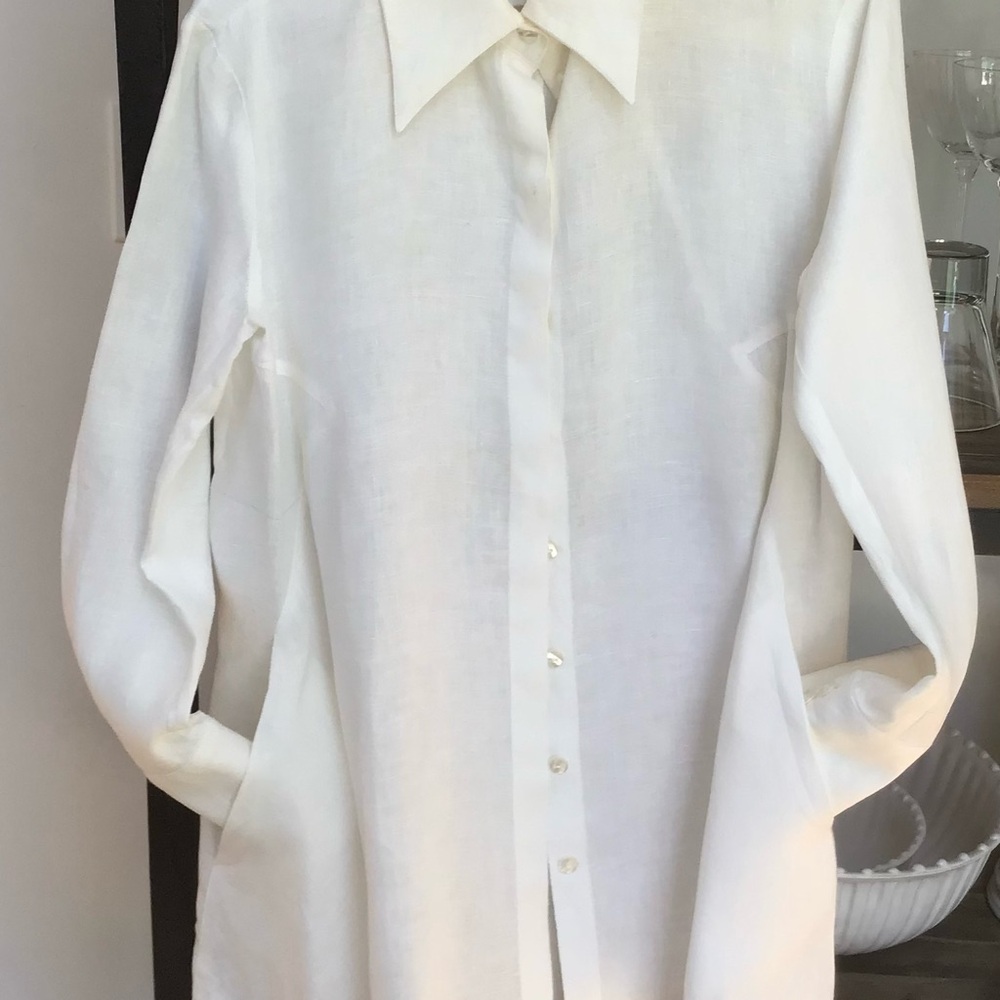 White linen fitted tunic long shirt with side pockets. Custom made.